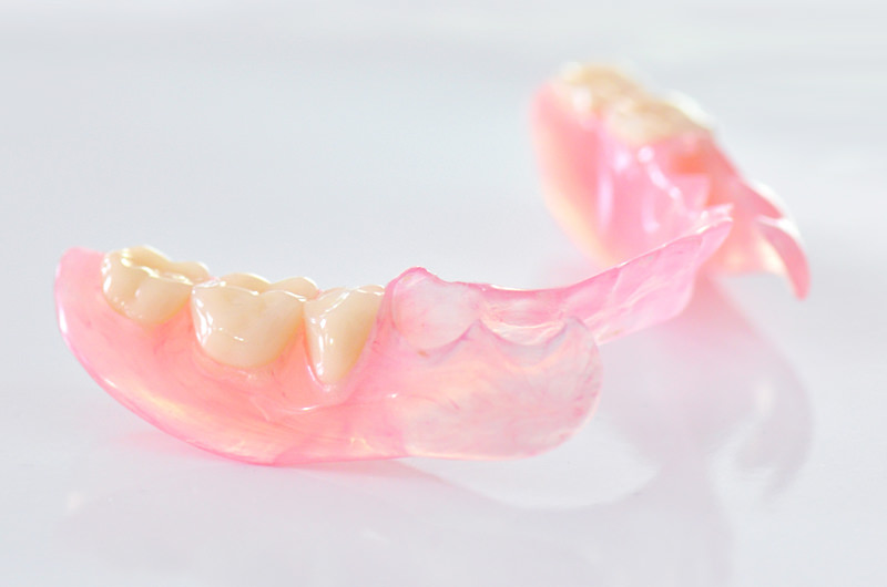 見た目にも自然な入れ歯をご提案します