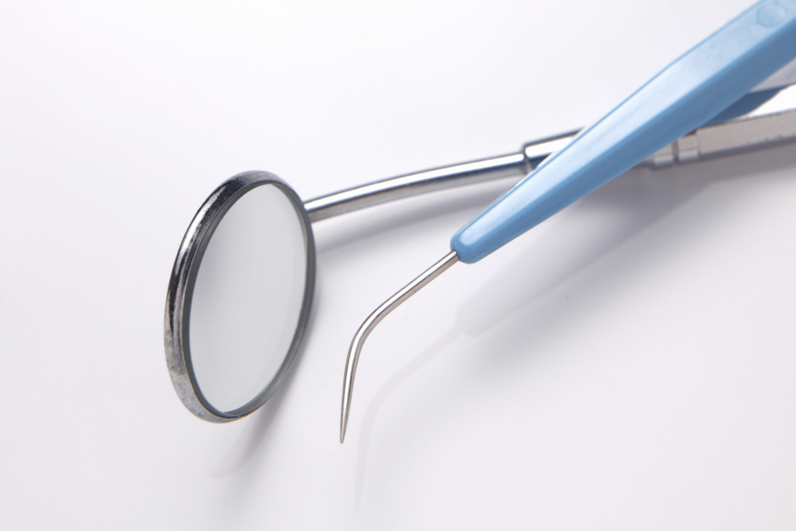 知らない間に進行する、目に見えない虫歯とは？